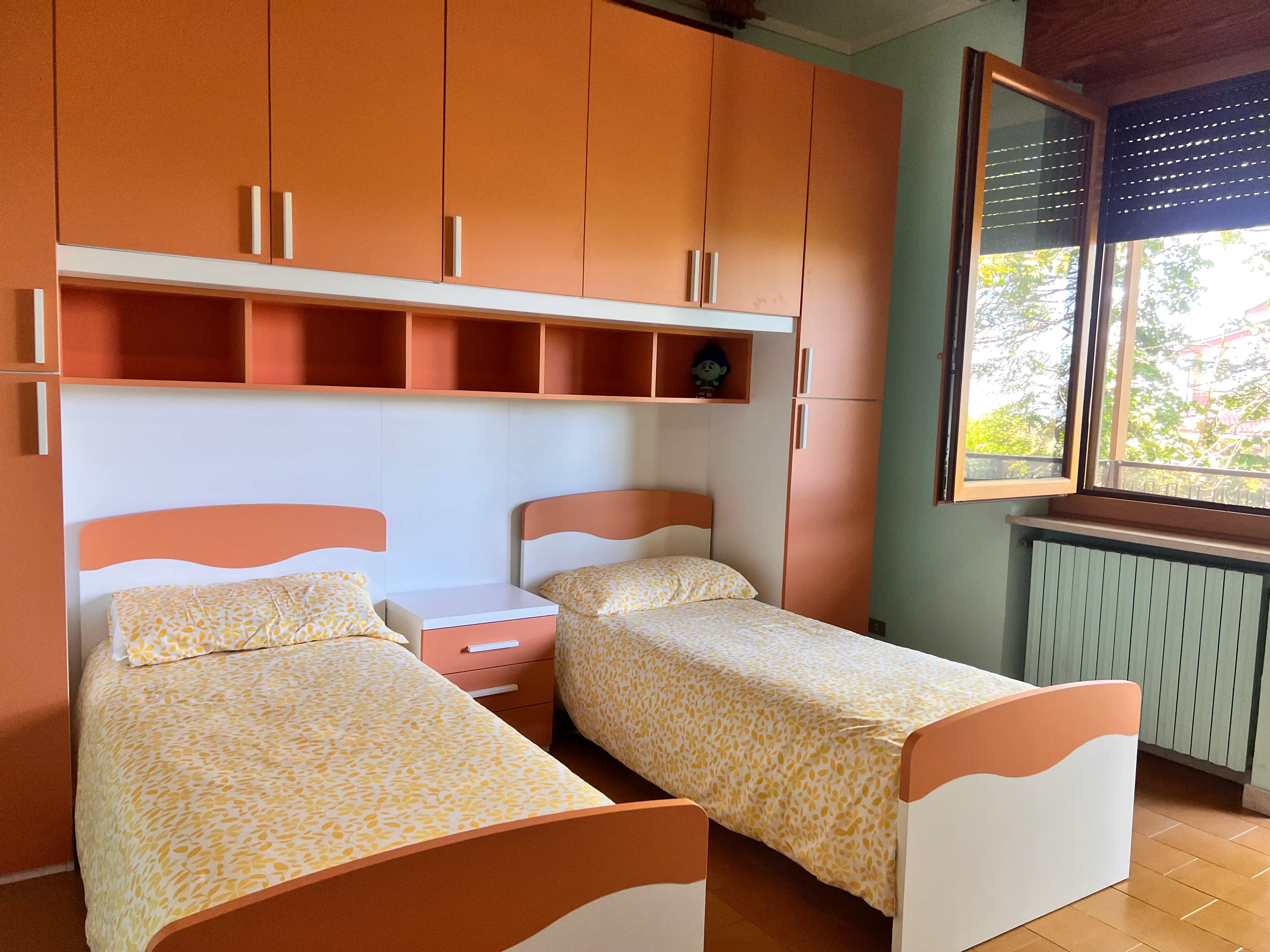 Camera doppia confortevole e luminosa per gli ospiti di [Nome Struttura]